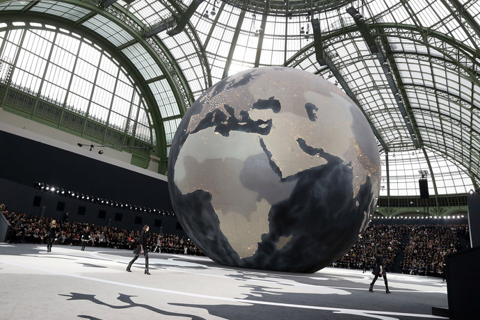 CHANEL FALL/WINTER 2013

Svět Karla Lagerfelda.
