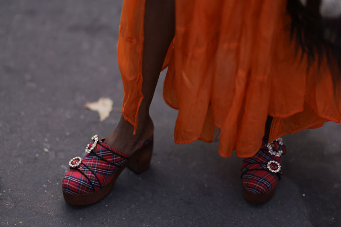 Máte ráda tak trochu rockový až punkový styl à la Vivienne Westwood? Přesně takový nádech vašemu outfitu dodají červené kárované clogs s blyštivými přezkami.

