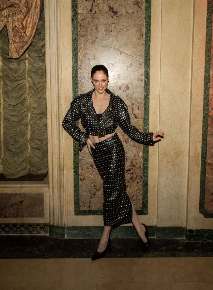 Modelka Coco Rocha vynesla na newyorský fashion week kožený komplet ozdobený cvočky.
