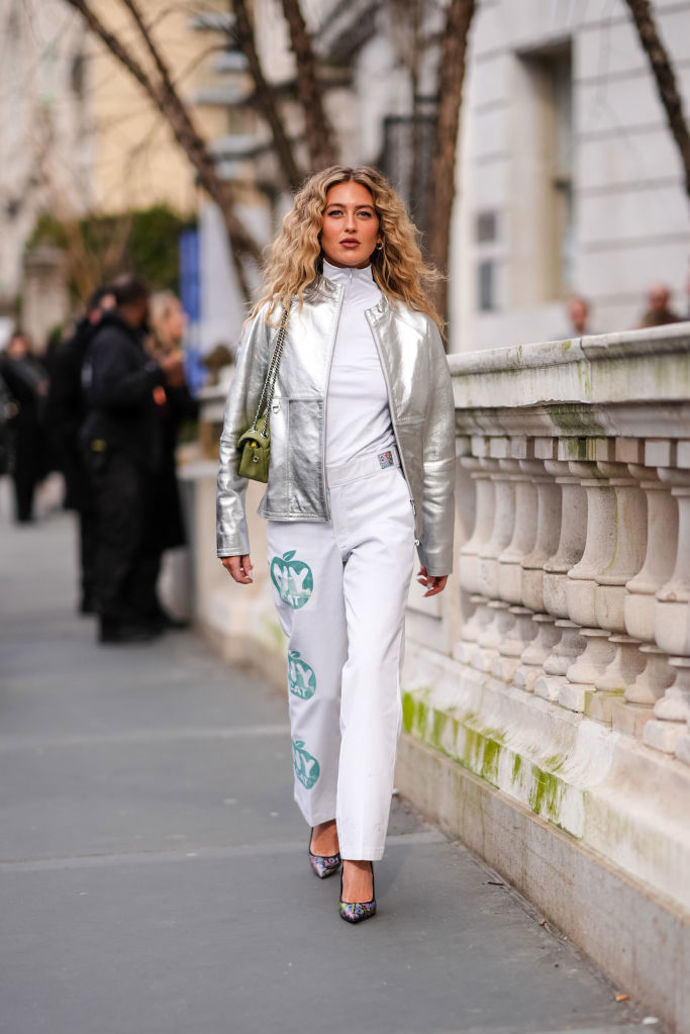 Na fashion weeku v New Yorku Emili Sindlev zkombinovala stříbrnou bundu s celobílým outfitem a zelenou kabelkou.
