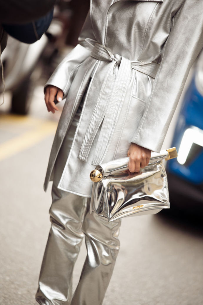 Do tónů stříbrné můžete sladit celý outfit – kalhoty, kabát i kabelku.
