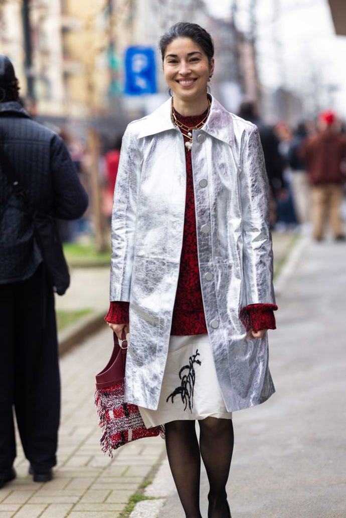 Jak ještě víc rozzářit outfit? Přidejte stříbrné sako nebo kabát.
