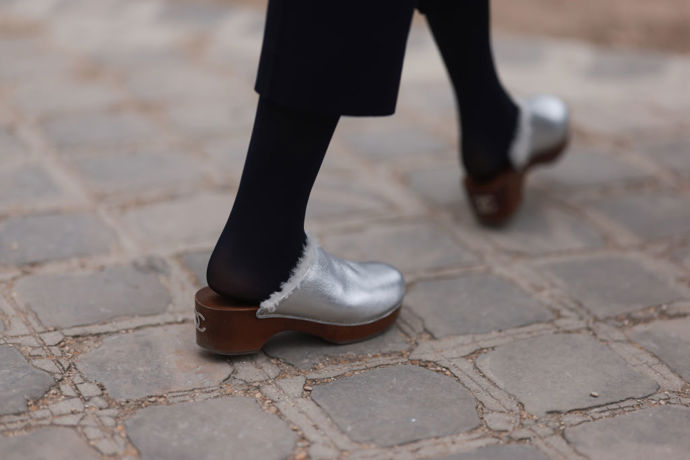 Jak rozzářit celočerný outfit? Přidejte stříbrné či jinak metalické clogs!
