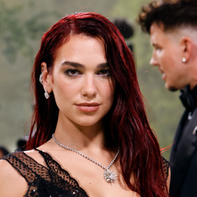 Dua Lipa odstartovala tento hnědo-mahagonový trend 
