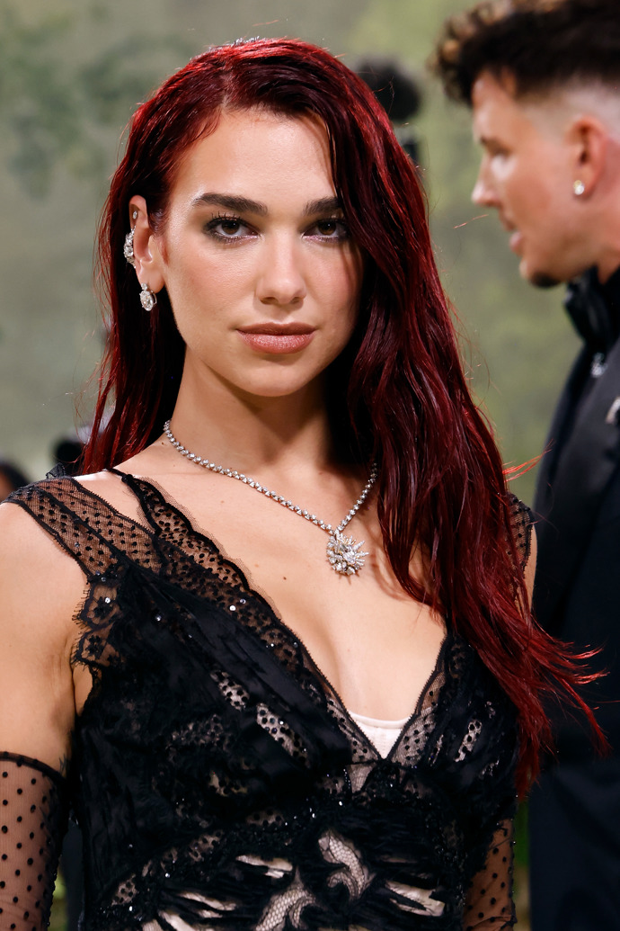 Dua Lipa odstartovala tento hnědo-mahagonový trend 
