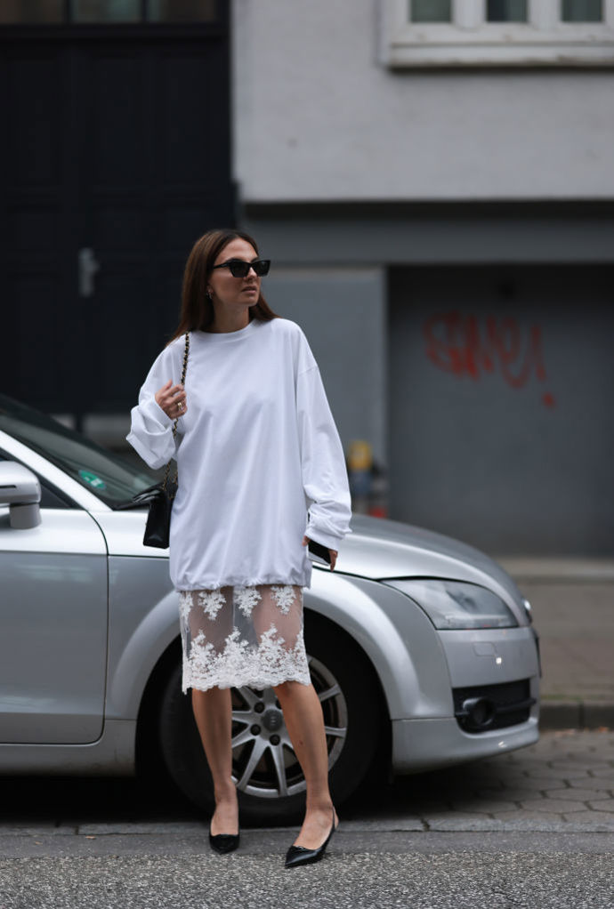 Influencerka Anna Winter zvolila celobílý outfit s černými doplňky.

