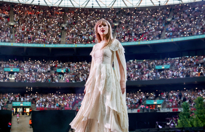 Taylor Swift v bohémských šatech Alberta Ferretti
