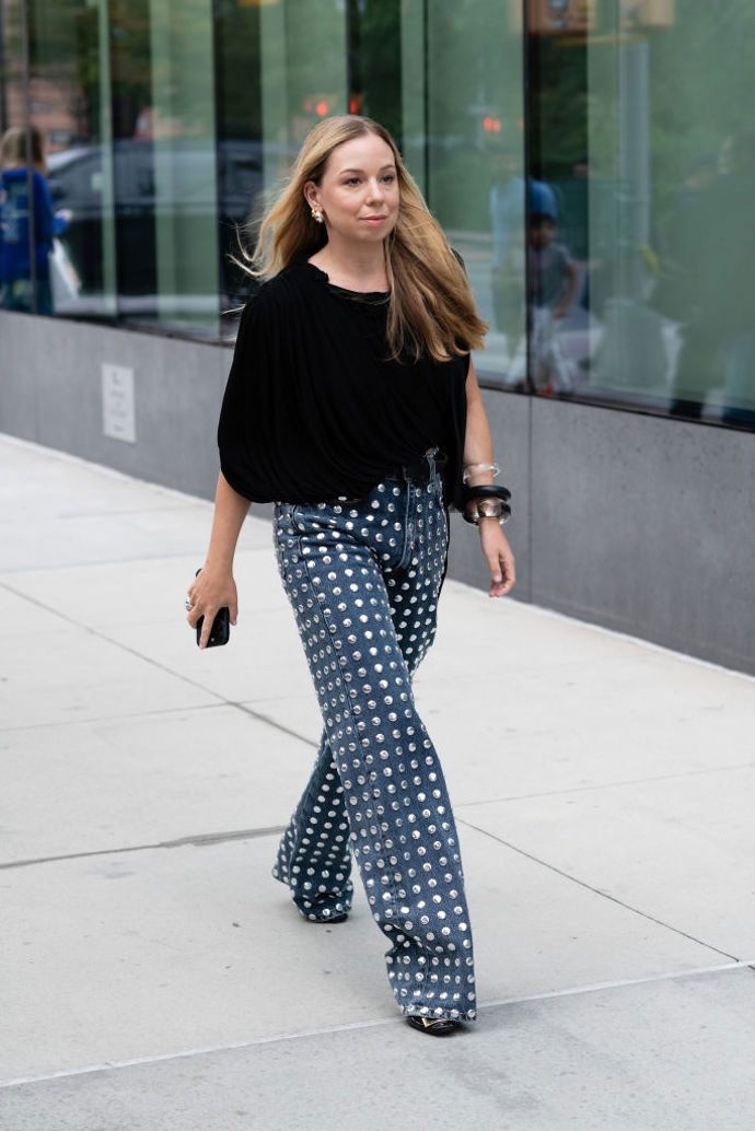 Klasické modré džíny ozdobené stříbrnými cvoky se mohou stát efektním outfitem i na vánoční večírek.
