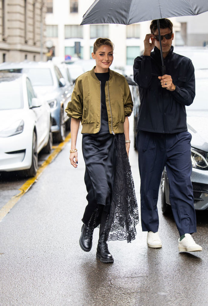 Olivia Palermo zkombinovala černé šaty s krajkou s khaki bomberem
