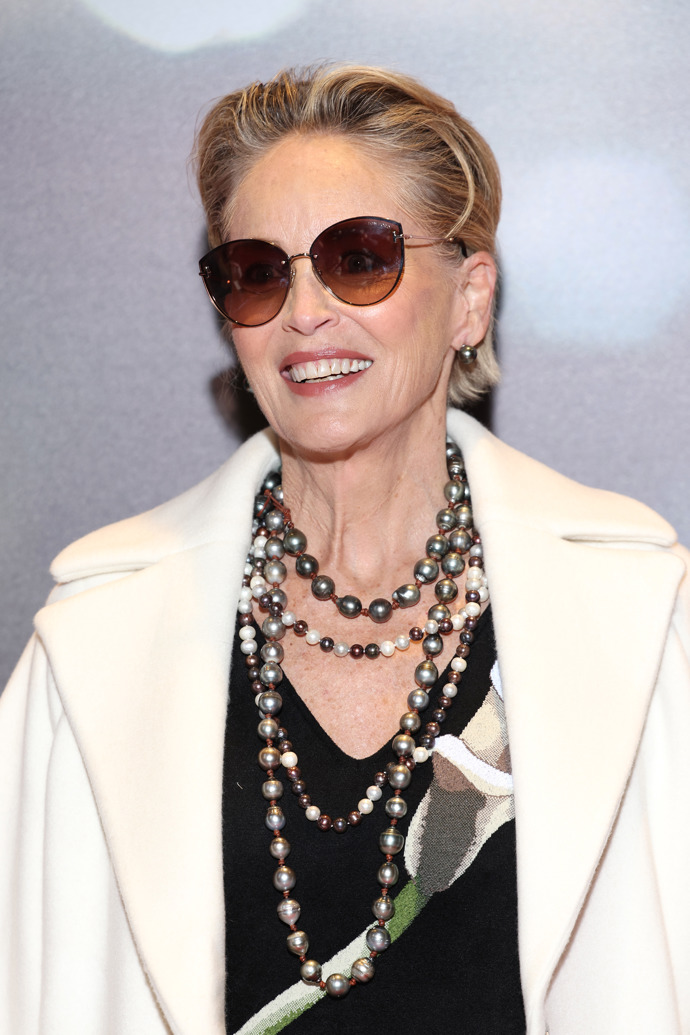 Sharon Stone nosí hravý pixie střih.
Sharon Stone nosí hravý pixie střih.