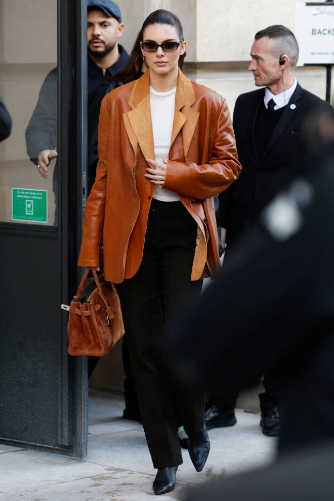 Kendall Jenner oblékla kožené sako v zářivém koňakovém odstínu.
