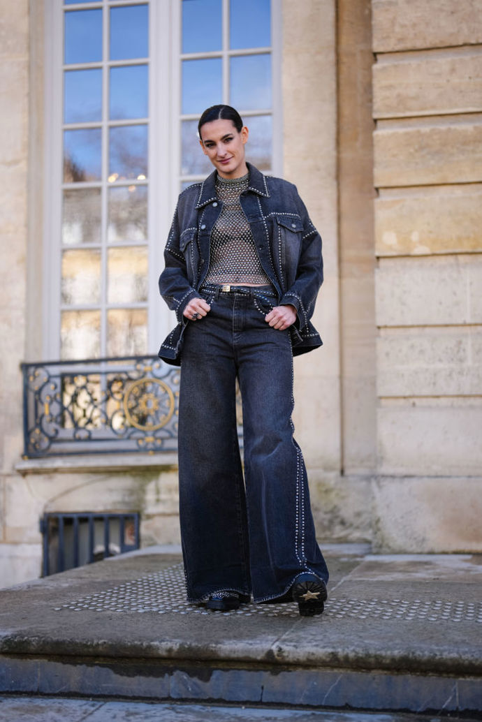 Hledáte efektní, ale stále pohodlný outfit? Může se jím stát například džínový komplet z tmavého denimu ozdobený blyštivými kamínky.
