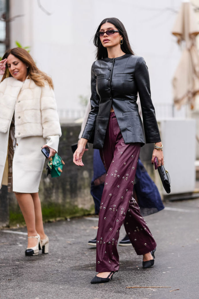Burgundy barva patří mezi nejvíce trendy odstíny, a co teprve, když v této barvě obléknete kožené kalhoty s cvočky!
