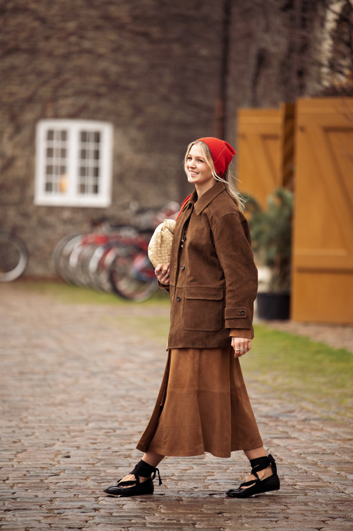 Hnědou semišovou bundu ve workwear střihu spolehlivě najdete na Vinted, pokud se poohlížíte po luxusnějším kousku, tak mrkněte na Vestiaire Collective.
