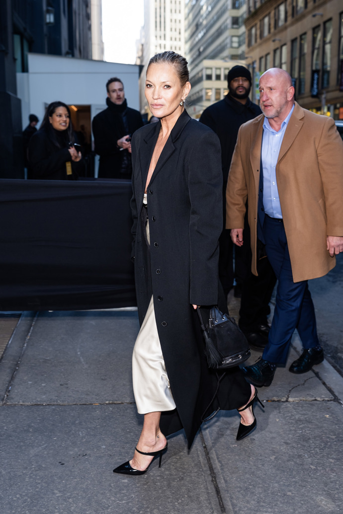 Lehce oversized černý kabát, vlasy překvapivě stažené do drdolu a jehlové podpatky - elegance, která nikdy nevyjde z módy
Lehce oversized černý kabát, vlasy překvapivě stažené do drdolu a jehlové podpatky - elegance, která nikdy nevyjde z módy