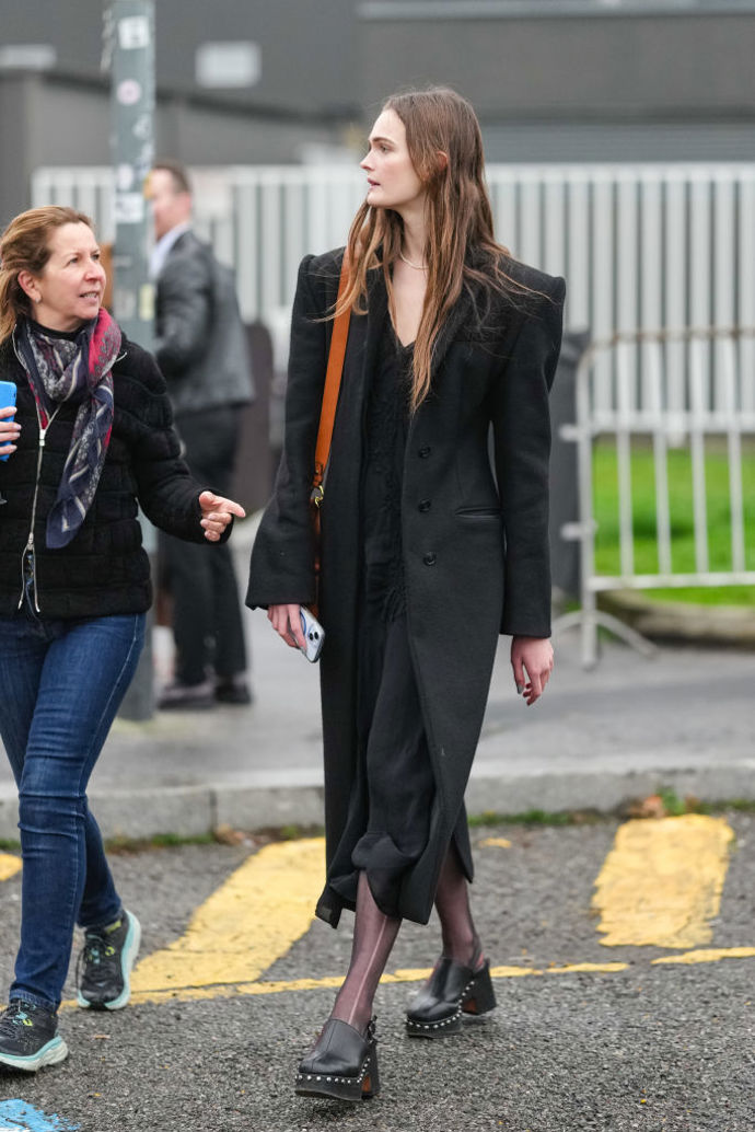 Celočerný outfit oživíte botami clogs se zajímavým detailem kovových cvoků.
