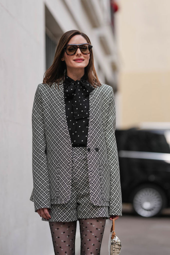 Olivia Palermo svůj smysl pro nadčasovou eleganci kombinovanou s aktuálními trendy nezapře. Tentokrát oblékla puntíkovanou halenku s vázačkou a k ní i puntíkované silonky.
