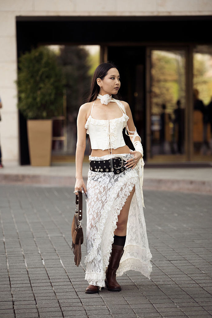 Styl boho chic je letos už od jara velmi populární. Je charakteristický právě kombinací krajky a kůže.
