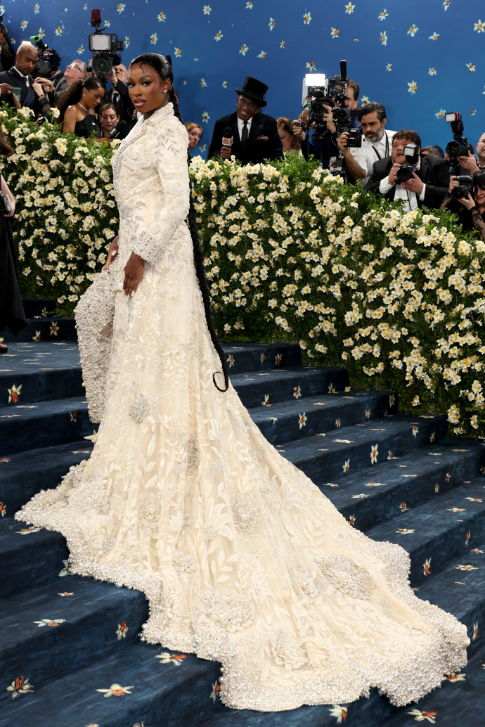 Coco Jones v modelu Manish Malhotra

