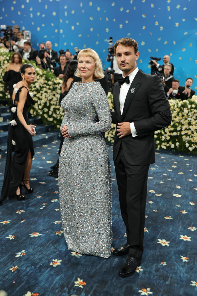 Pamela Anderson se synem Brandonem. Herečka oblékla šaty Tory Burch.
