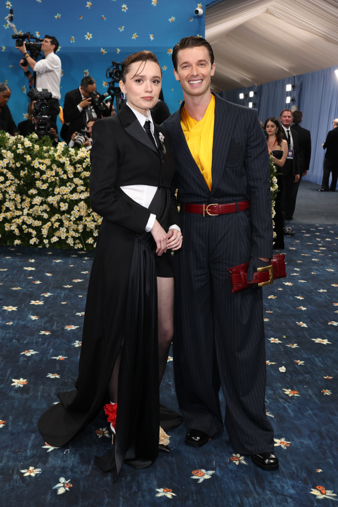 Aimee Lou Wood a Patrick Schwarzenegger v modelu Balmain
