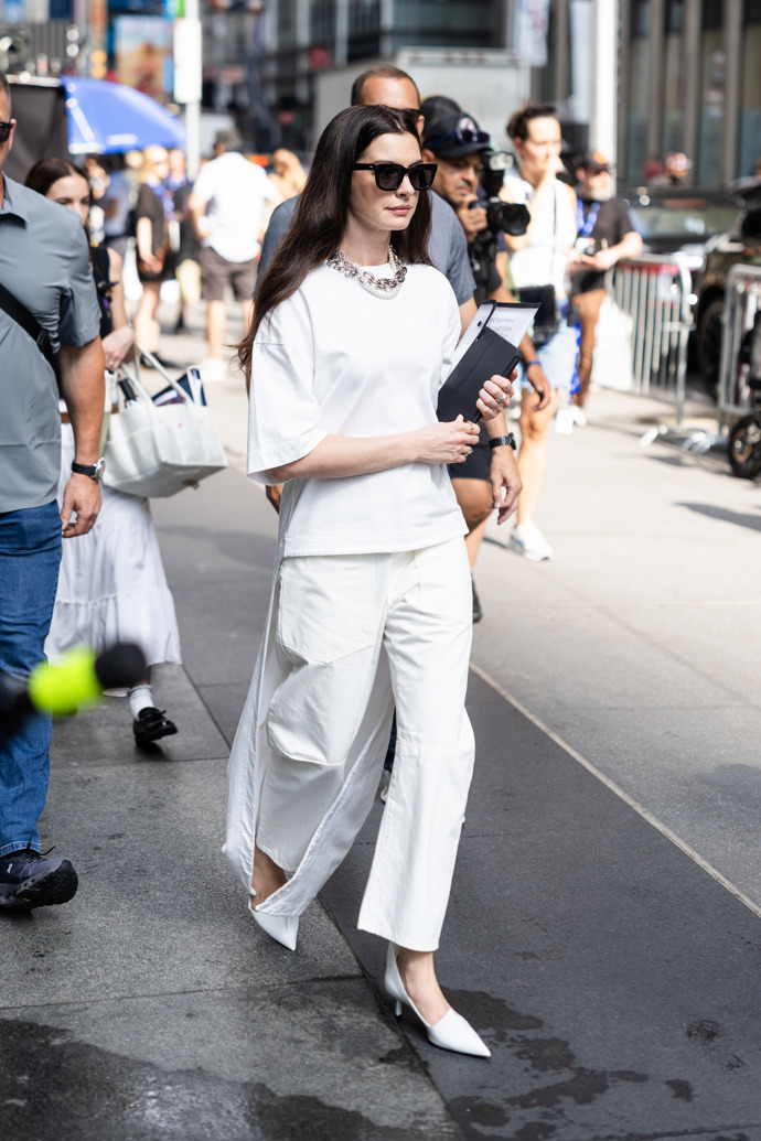 Anne Hathaway při natáčení Ďábel nosí Pradu 2
