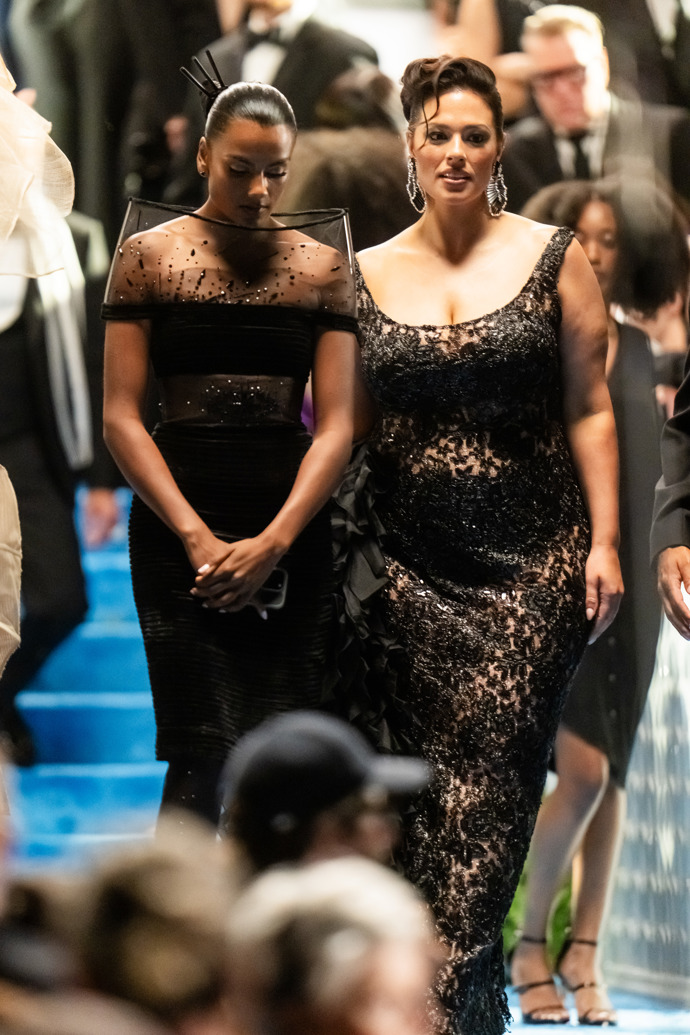 Simone Ashley a Ashley Graham při natáčení Ďábel nosí Pradu 2
