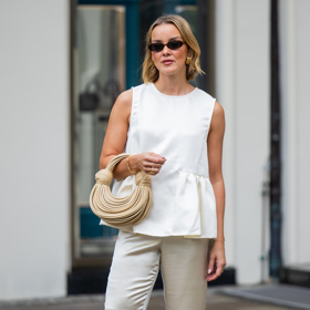 Minimalistické peplum topy velmi lichotí ženám zralého věku, protože odvádějí pozornost od většího spodního bříška.
Minimalistické peplum topy velmi lichotí ženám zralého věku, protože odvádějí pozornost od většího spodního bříška.