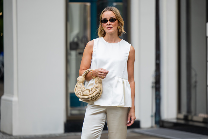 Minimalistické peplum topy velmi lichotí ženám zralého věku, protože odvádějí pozornost od většího spodního bříška. 
