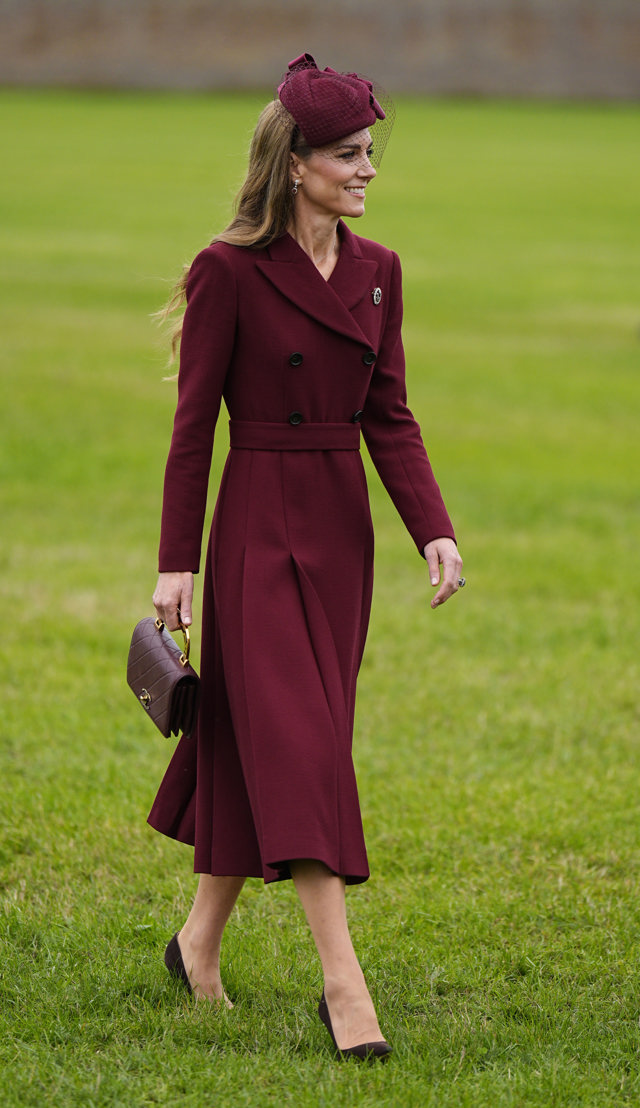 Kate Middleton ve vínovém kabátu od Emilie Wickstead na podzim 2025.
Kate Middleton ve vínovém kabátu od Emilie Wickstead na podzim 2025.