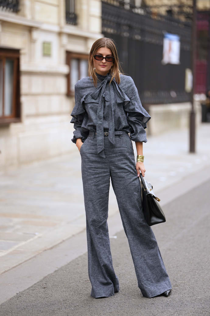 4. Monochromatický outfit v šedém odstínu
