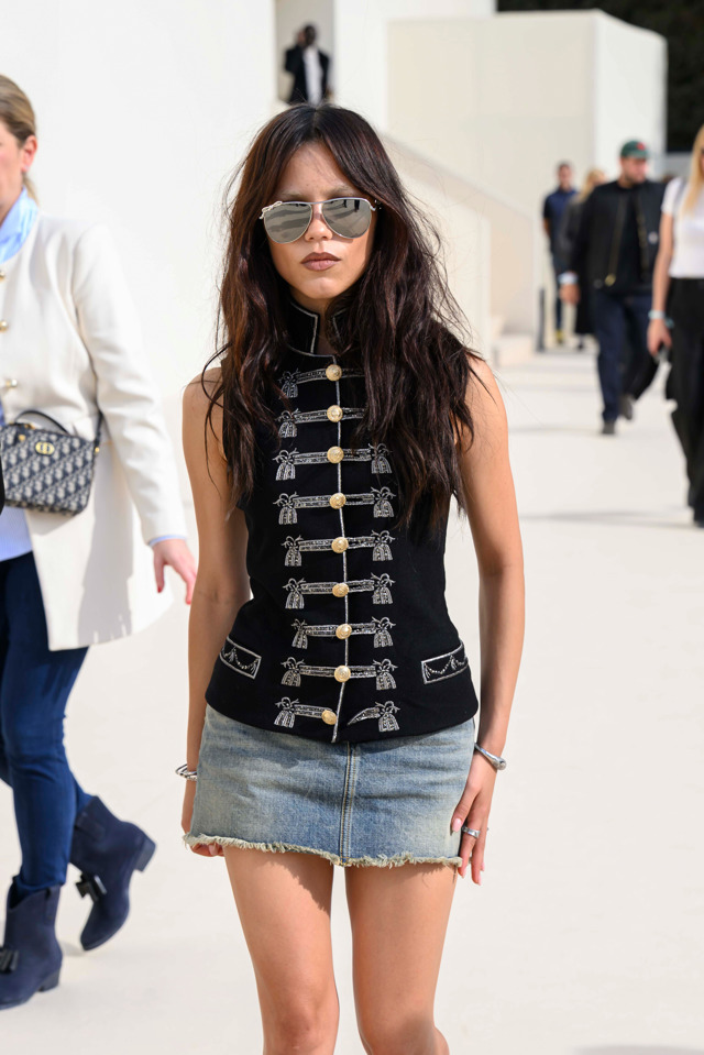 Jenna Ortega v napoleonském kabátku
Jenna Ortega v napoleonském kabátku
