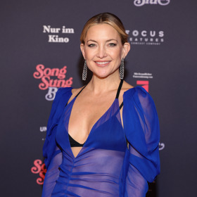 Herečka Kate Hudson s decentně vykukující podprsenkou
Herečka Kate Hudson s decentně vykukující podprsenkou