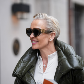 Elegantní trixie můžete nosit volně rozcuchané, nebo uhlazené směrem dozadu. Delší vlasy na temeni opticky prodlouží obličej.
Elegantní trixie můžete nosit volně rozcuchané, nebo uhlazené směrem dozadu. Delší vlasy na temeni opticky prodlouží obličej.