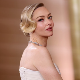 Amanda Seyfried oslnila klasickým drdolem s hollywoodskou vlnou a jemným líčením
