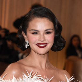Selena Gomez vsadila na klasický styling i líčení. Důraz na řasy, růžová tvářenka a tmavá rtěnka - ideální inspirace pro ženy s tmavými vlasy a hnědýma očima
