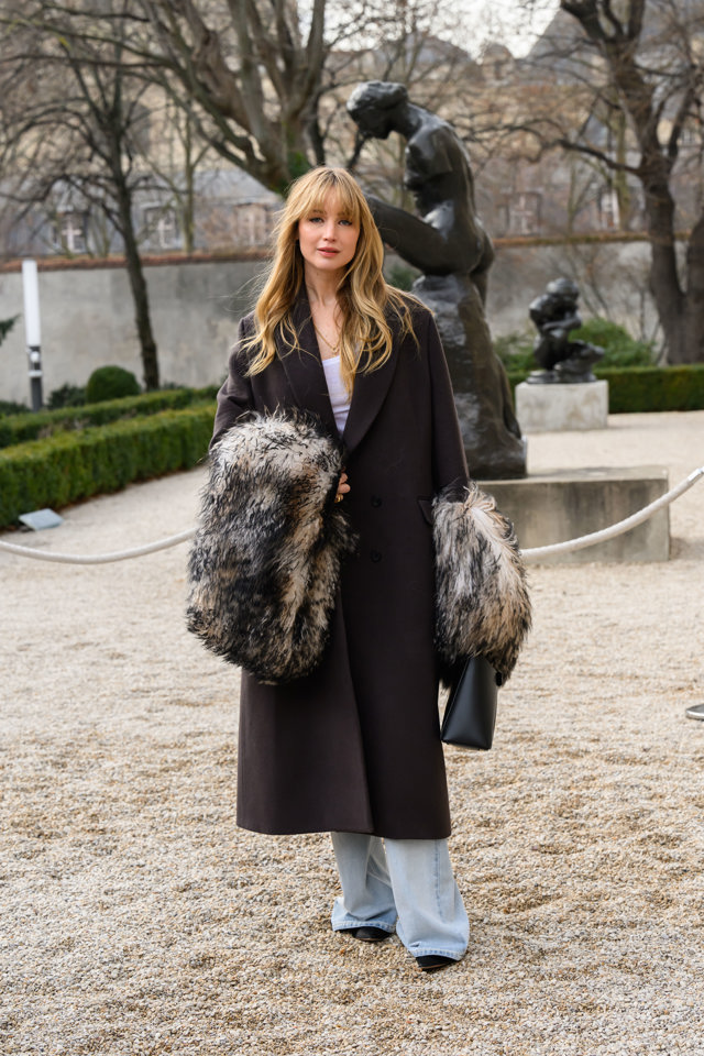 Jennifer Lawrence v puddle džínách 
