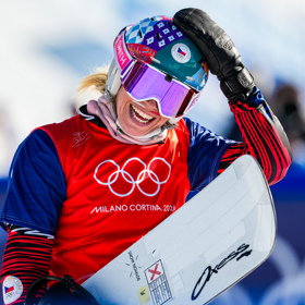 Šťastná Eva Adamczyková po zisku stříbrné medaile
