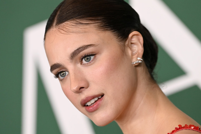 Herečka Margaret Qualley je také její věrnou klientkou
