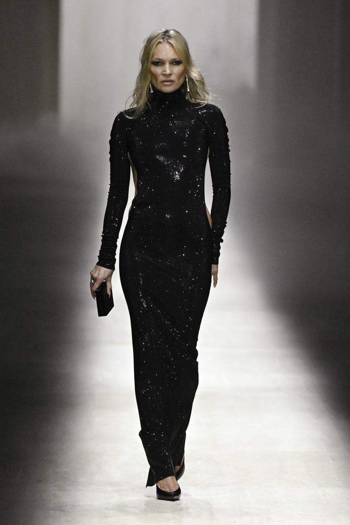 Na milánské týdnu módy nechyběla ani proslulá supermodelka Kate Moss, která tentokrát zazářila ve třpytivých dlouhých šatech od Gucci, které umně spojují noblesu se sex-appealem. 
