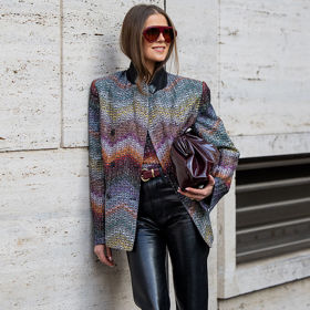 Vzorované sáčko Missoni skvěle doplní jednoduché černé kožené kalhoty.
