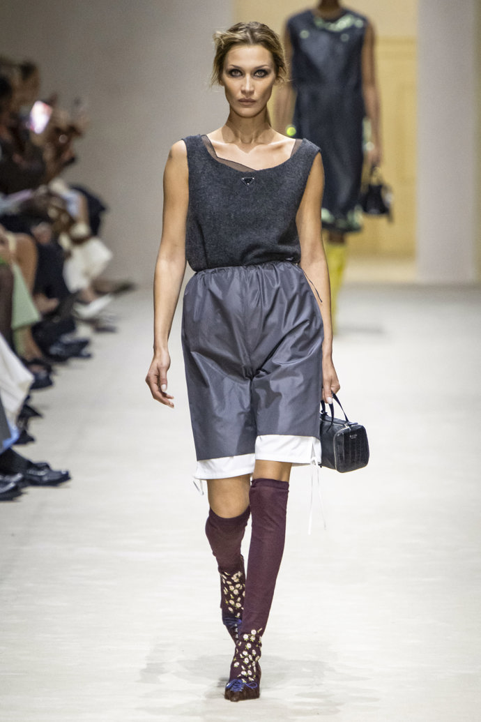 Všechny modely spojovaly výrazné silonové nadkolenky a trendy balerínky do špičky. Modelům vévodilo použití průsvitných materiálů i chytré vrstvení. 
