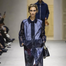 Módní síťované kousky byly součástí letošního Fashion Weeku v Miláně. 
