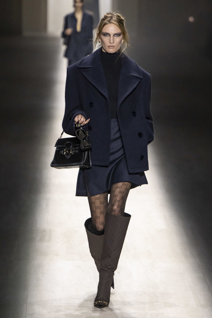 Značka Gucci předvedla uhrančivé modely, u kterých vévodí temné tóny a výrazné líčení. 
