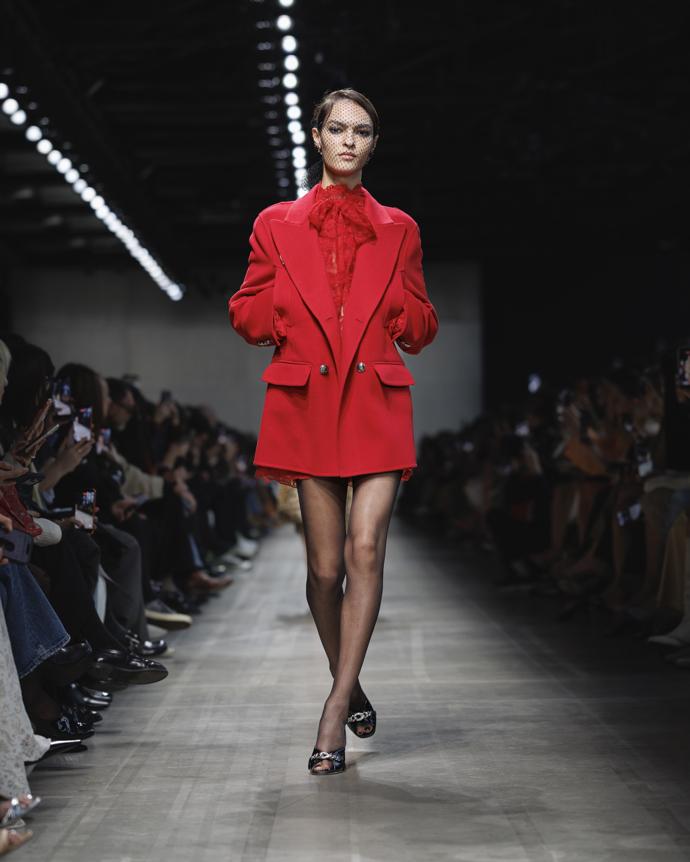 Přestože celá řada modelů preferovala temné tóny barev, nechyběla ani oblíbená sytě červená barva. 
