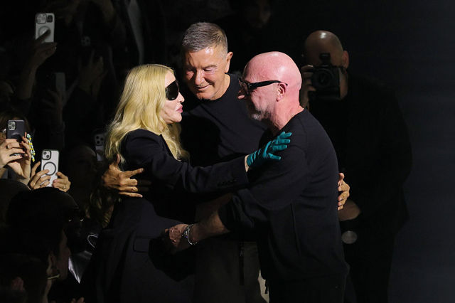 Ohromující návrat Kate Moss na přehlídkové molo, Madonna v publiku. Co přinesl fashion week v Miláně