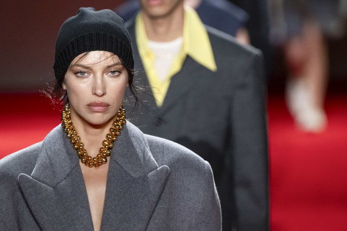 Úspěšná modelka Irina Shayk předvedla módní přehlídce Bottega Veneta výrazné zlaté šperky, které zjemní pánsky laděné modely. 
