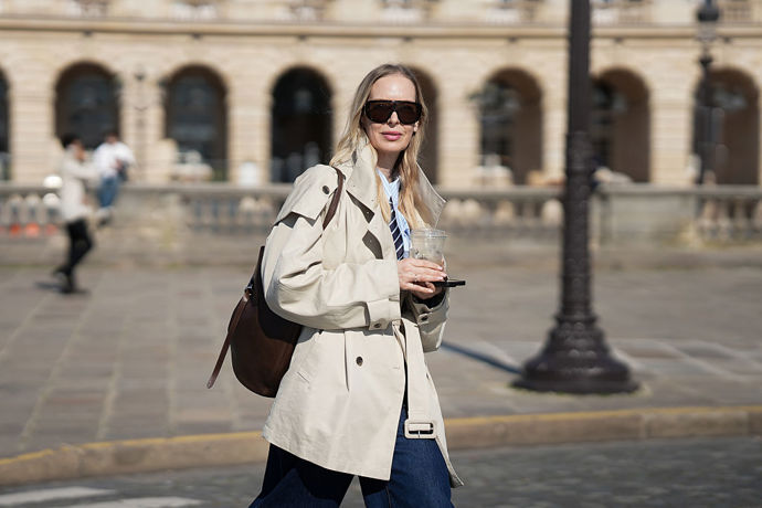V Paříži jsou v ulicích během fashion weeku k vidění i běžnější outfity, které můžete vynést v klasický pracovní den.
