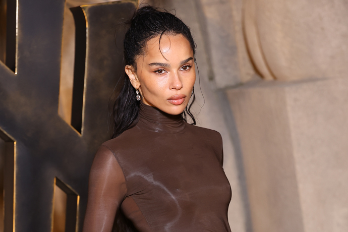 U Zoë Kravitz můžete pozorovat precizní vykreslení rtů a jen tak akorát protaženou kočičí linku
