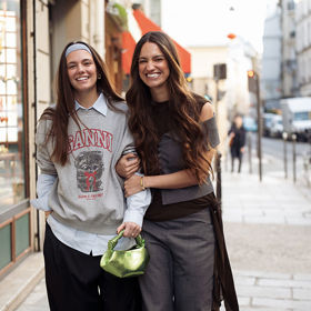 Paříž máme spojenou hlavně s elegantními a šik outfity ve stylu Francouzek. Nicméně během fashion weeku snadno zahlédnete i streetwearovější oufity, například s kousky od značky Ganni.
Paříž máme spojenou hlavně s elegantními a šik outfity ve stylu Francouzek. Nicméně během fashion weeku snadno zahlédnete i streetwearovější oufity, například s kousky od značky Ganni.